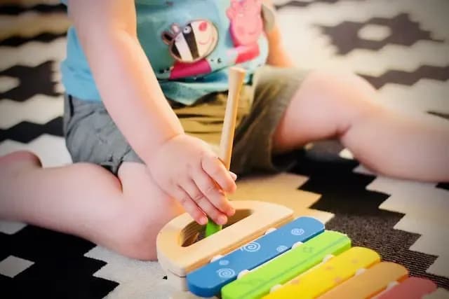 Niño tocando xilófono de juguete